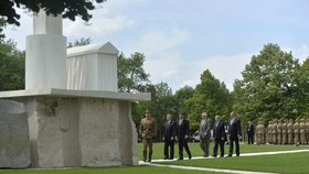 Miloš Zeman a další prezidenti dorazili na výročí 25 let od pádu komunismu a poklonili se památce Imreho Nagye