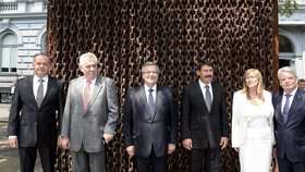 Miloš Zeman a další prezidenti si zašli do budapešťského Muzea teroru