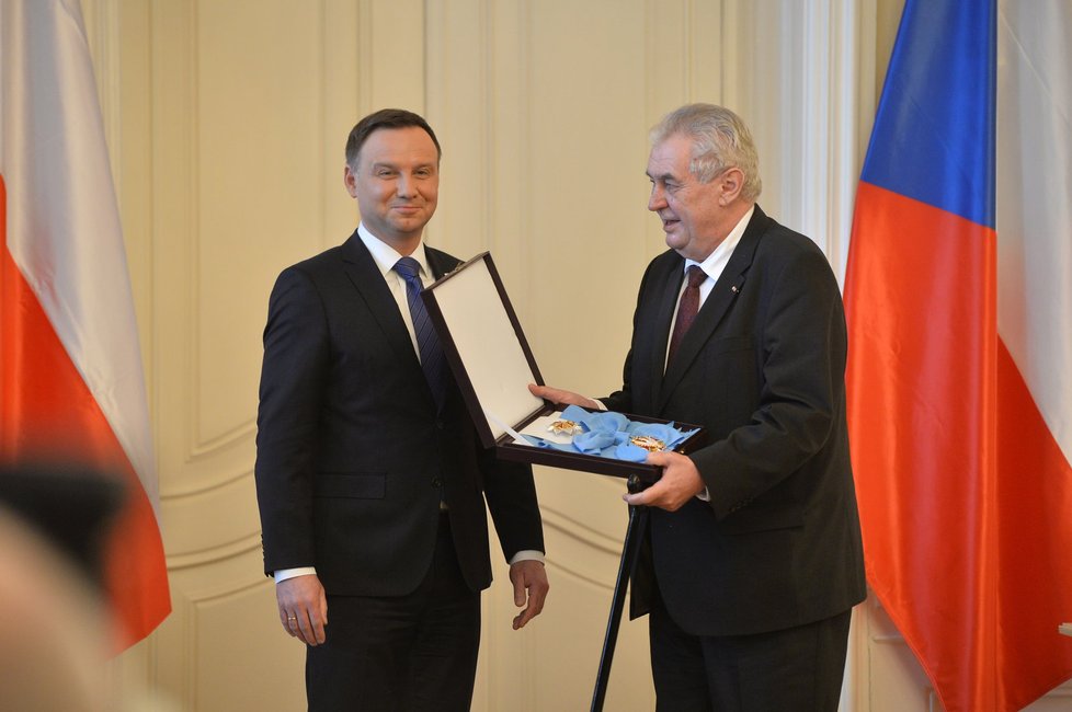 Zeman s Dudou si v Praze předali nejvyšší státní vyznamenání.