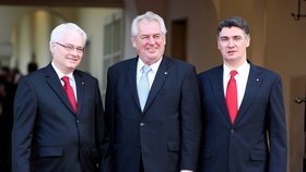 Zeman by uvítal více českých investic v Srbsko. Na snímku s chorvatským prezidentem (vlevo) a premiérem.