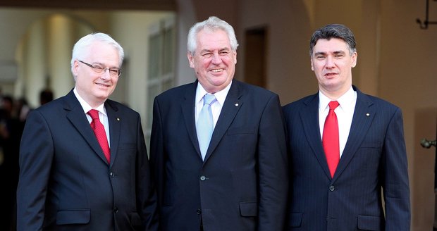 Zeman by uvítal více českých investic v Srbsko. Na snímku s chorvatským prezidentem (vlevo) a premiérem.