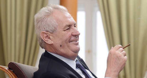 Prezident Miloš Zeman je vášnivý kuřák.