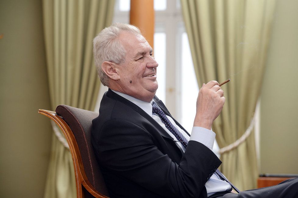 Prezident Zeman platí za vášnivého kuřáka.