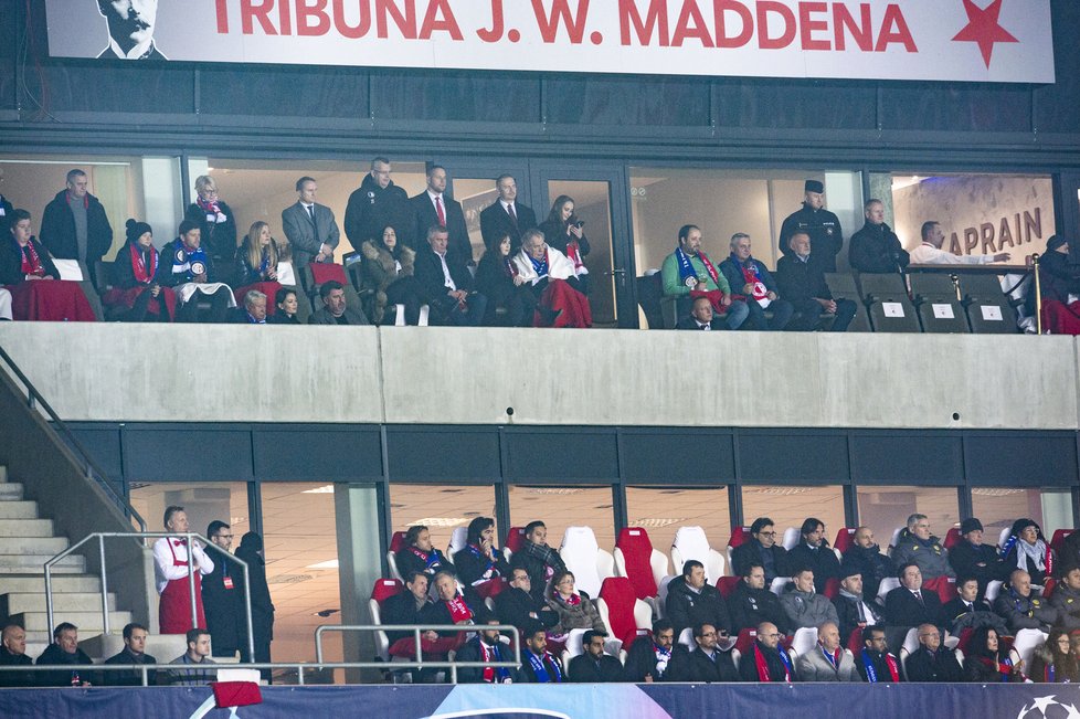 Prezident Zeman s dcerou Kate, kancléřem Vratislavem Mynářem a jeho ženou Alex vyrazili na fotbal, na zápas Slavie s Interem Milán.