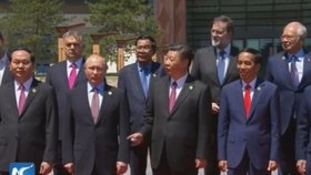 Čínské čekání na Zemana: Prezident Si Ťin-pching ukazuje do míst, kde chybí Zeman.