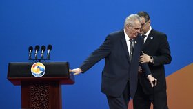 Zeman v Číně: Pomoc od šéfa hradního protokolu Sklenáře