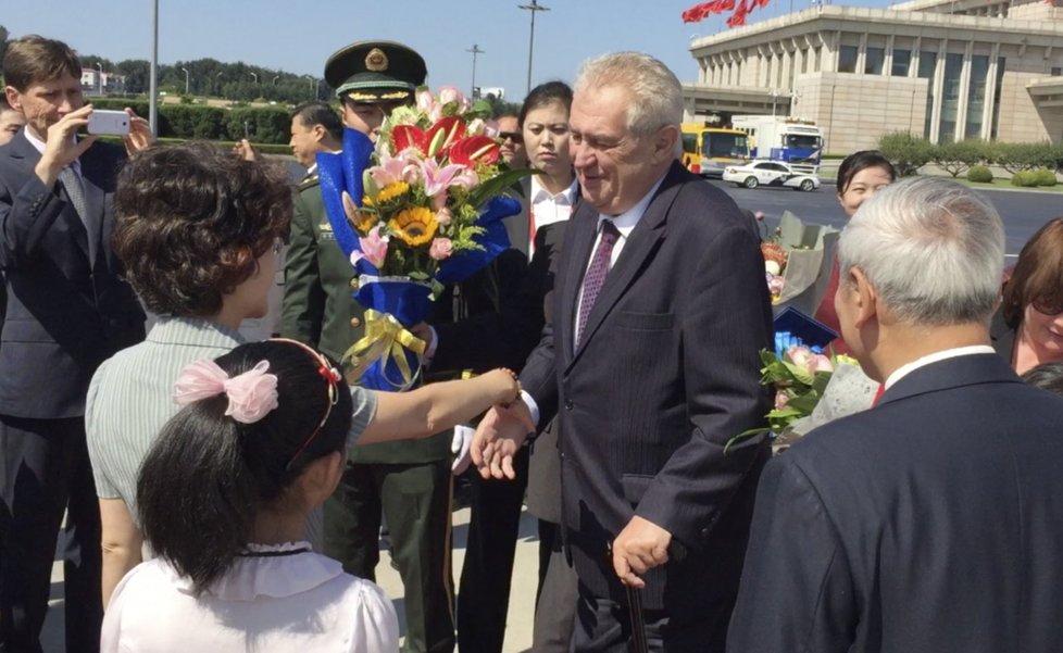 Velvyslanec vítá Miloše Zemana na letišti v Pekingu