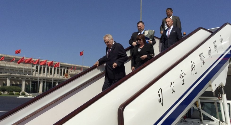 Velvyslanec vítá Miloše Zemana na letišti v Pekingu