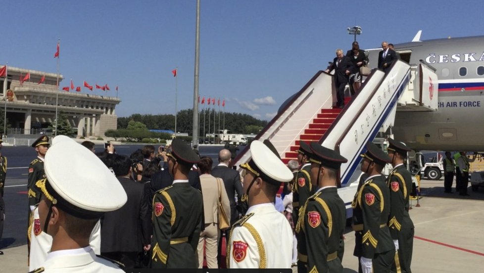 Velvyslanec vítá Miloše Zemana na letišti v Pekingu