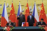 Zemanův palec nahoru: Prezidenti Česka a Číny přihlíželi podpisu několika mezinárodních smluv o spolupráci