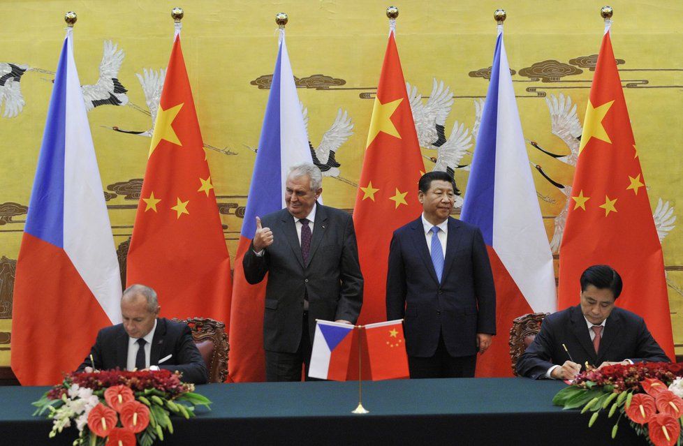 Zemanův palec nahoru: Prezidenti Česka a Číny přihlíželi podpisu několika mezinárodních smluv o spolupráci