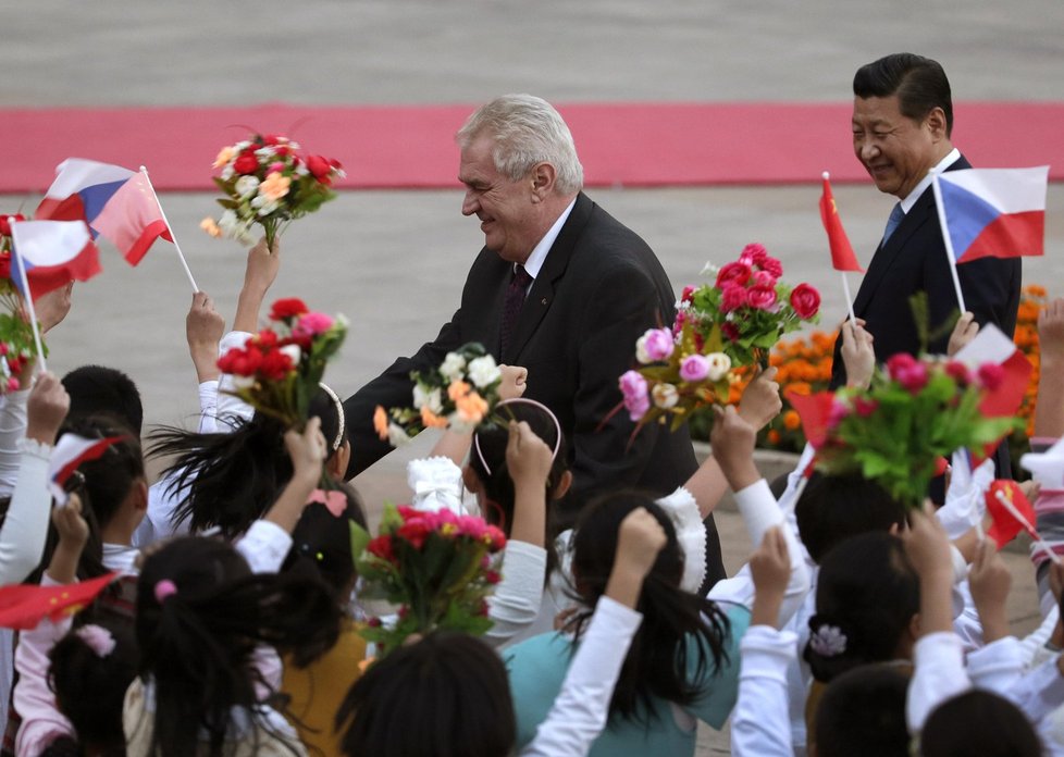 Květiny pro českého prezidenta: Závěr návštěvy Miloše Zemana v Číně měl velmi slavnostní ráz.