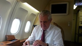Do Číny letěl Miloš Zeman vládním speciálem. Zpátky však jiným letadlem s miliardáři.