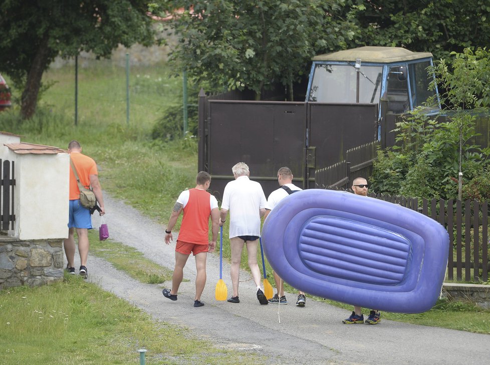 Prezident Zeman vyrazil na svou tradiční plavbu na novoveselský rybník (6. 7. 2017).