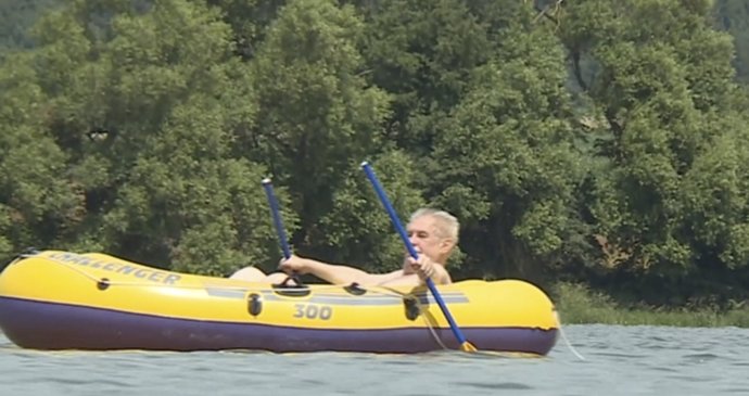 Miloš Zeman na plavbě v roce 2017. Opaloval se nahoře bez...