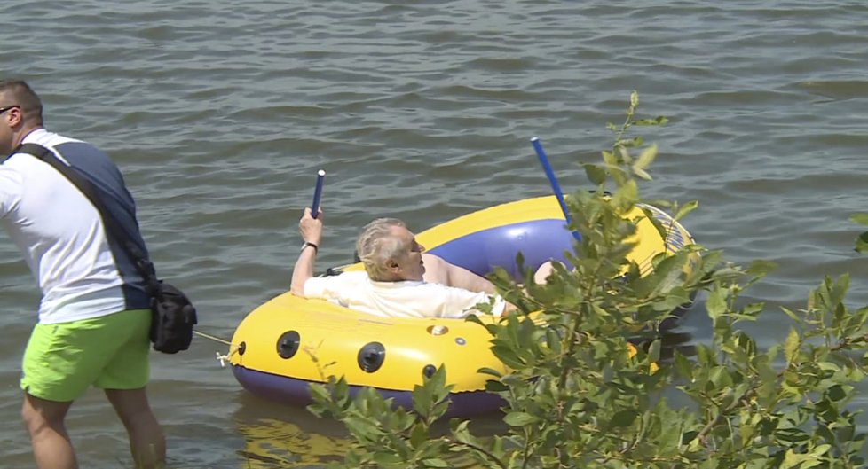 Miloš Zeman na plavbě v roce 2017. Opaloval se nahoře bez...