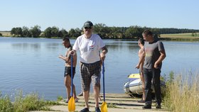 Zeman se při chůzi opíral o pádla