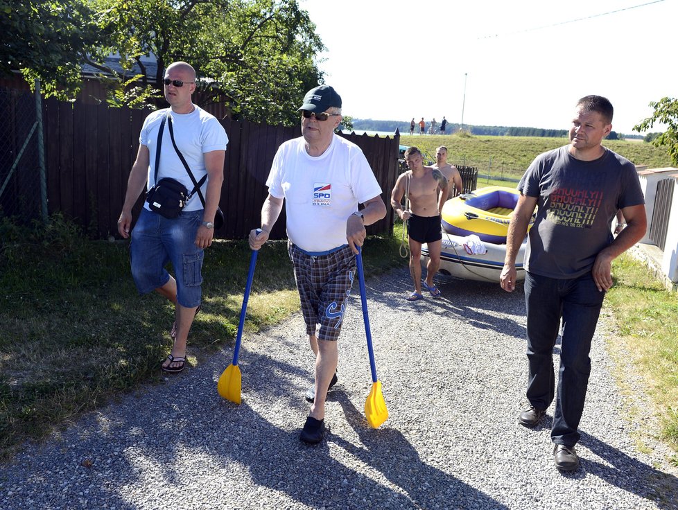 Miloš Zeman si rozhodně nevyšel ve značkovém oblečení.