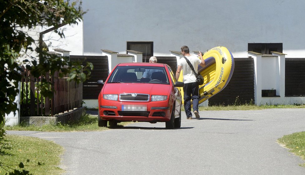 Zeman letos s vyplutím na rybník pár dnů otálel