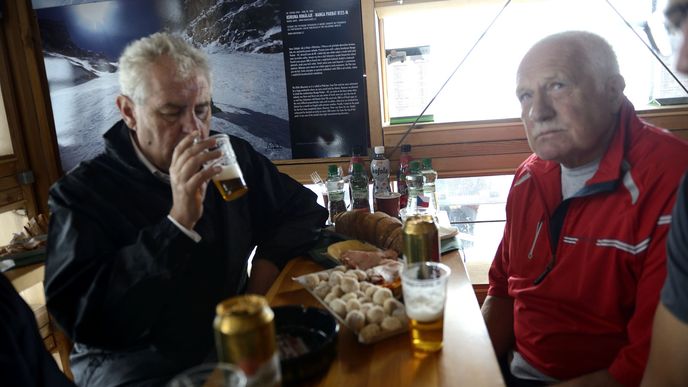 Miloš Zeman rozčílil své lékařské konzilium, když si na vrcholu Sněžky dal kromě piva také panáka kořalky.