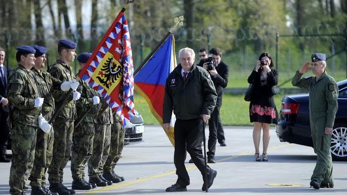 Zeman, vrchní velitel české armády, ve vojenské bundě