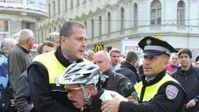 Cyklistu, který rušil Zemanovům projev, vyvedla policie