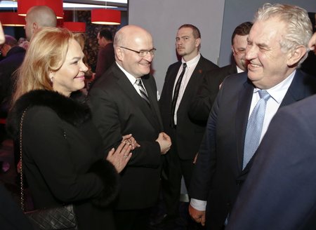 Miloš Zeman zdraví Dagmar Havlovou, kterou doprovází Daniel Herman.