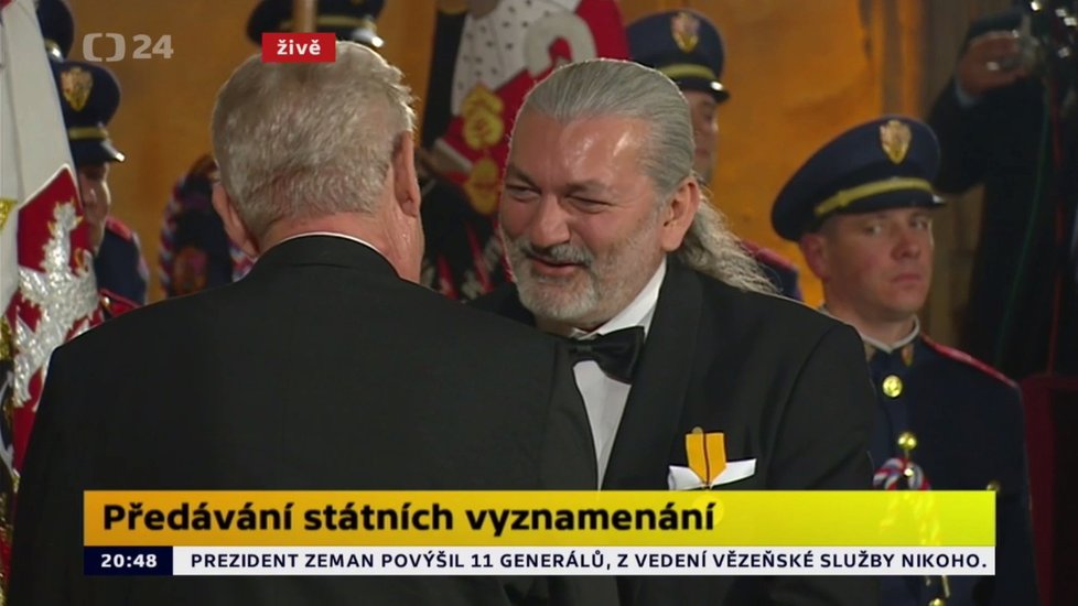 Miloš Zeman předal státní vyznamenání Danielu Hůlkovi.