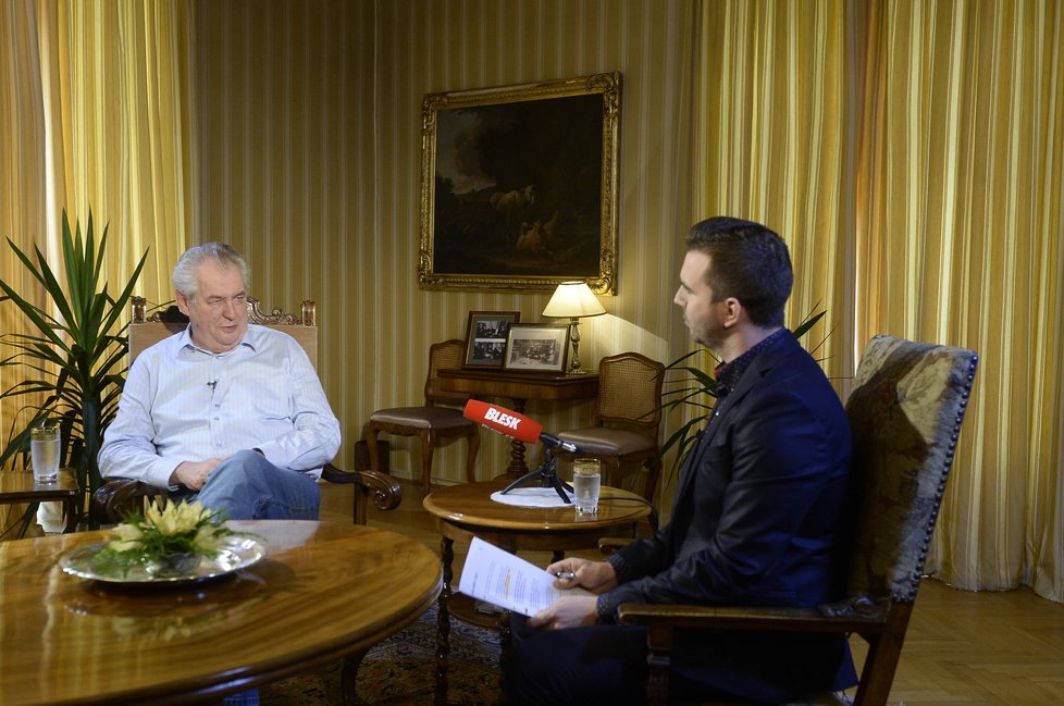 Moderátor David Vaníček zpovídá prezidenta Miloše Zemana v Lánech.