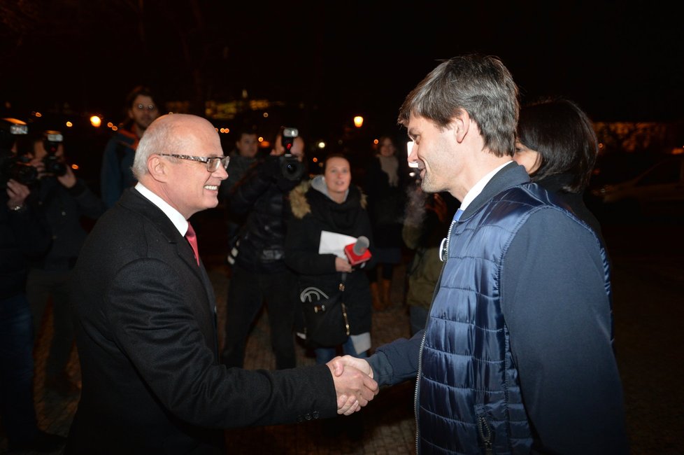 Poražení kandidáti Michal Horáček a Marek Hilšer před Rudolfinem před začátkem poslední prezidentské debaty ČT