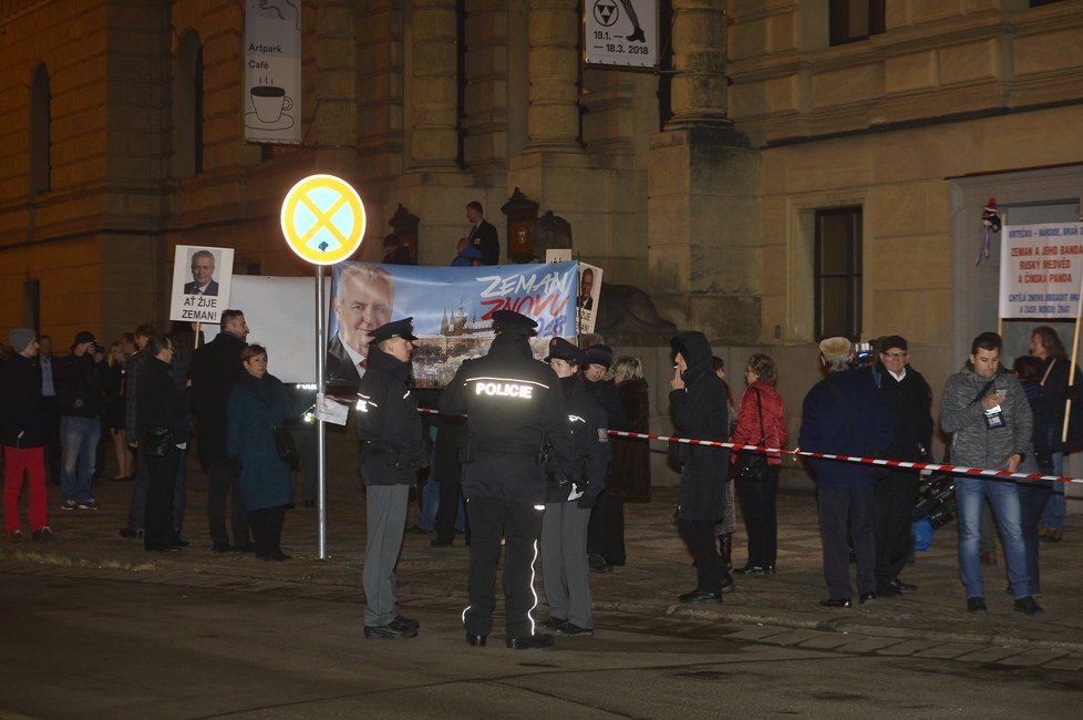 Prezidentská debata na ČT: Před Rudolfinum dorazili i příznivci Miloše Zemana.