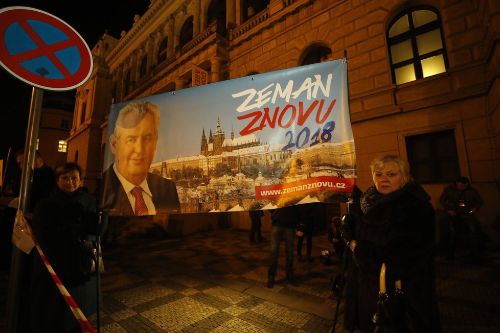 Debata na ČT: Před Rudolfinum dorazili fanoušci Miloše Zemana.