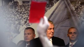 Demonstranti vystavili v Praze Zemanovi červenou kartu