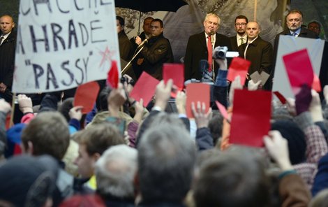 Miloš dostal od manifestujících červenou kartu.