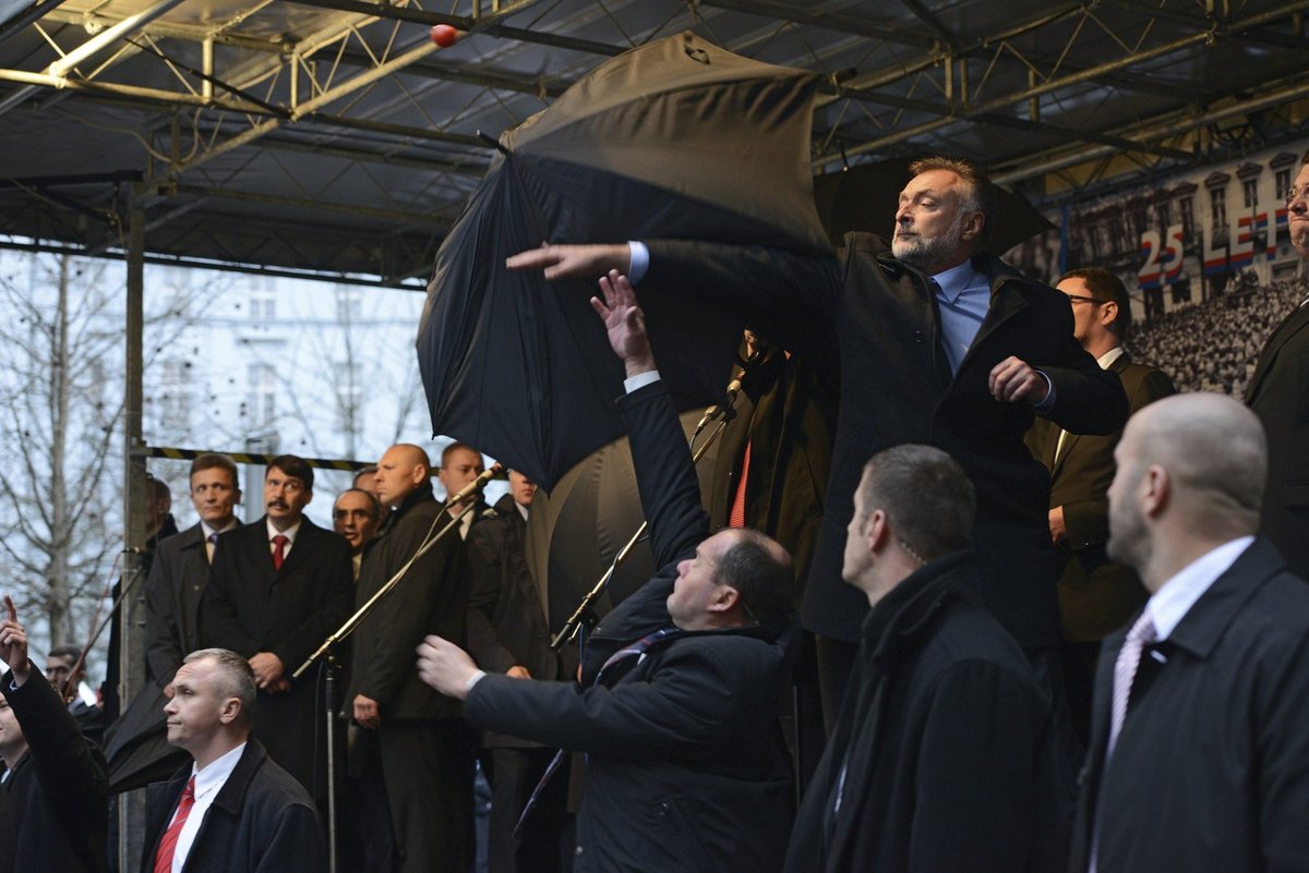 Rajče »vykryli« bodyguardi deštníkem.