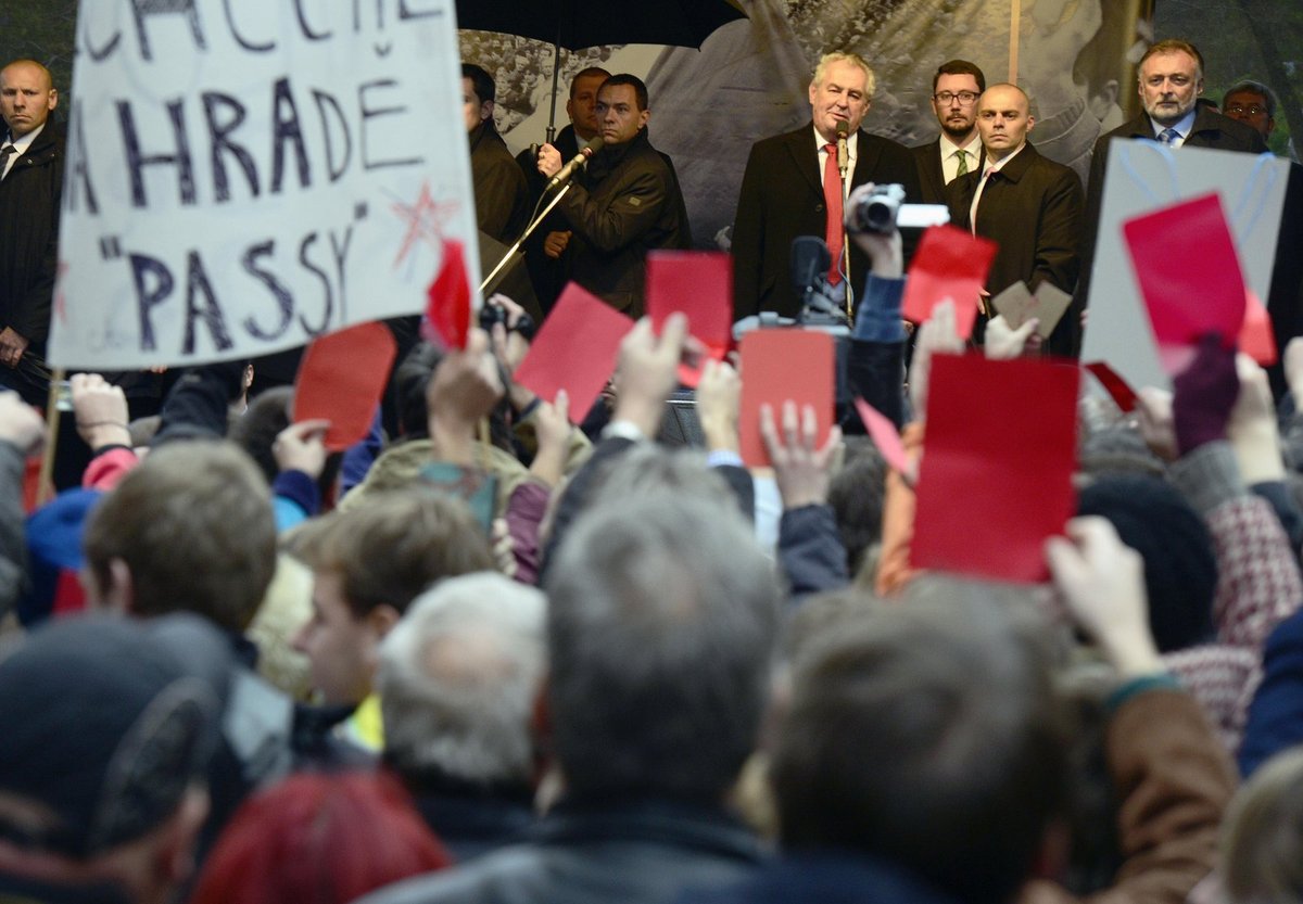 Miloš dostal od manifestujících červenou kartu.