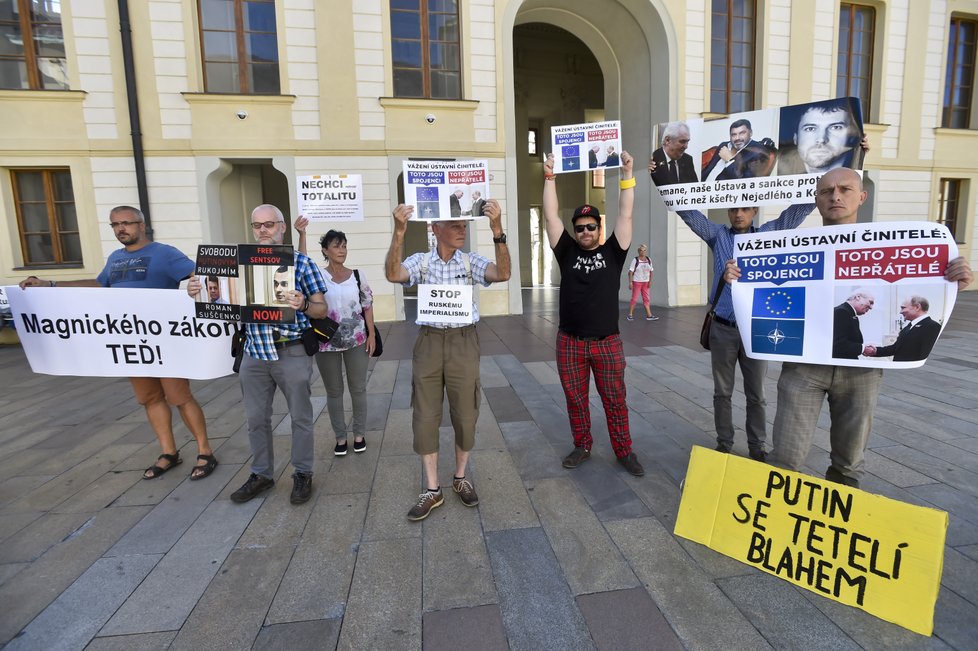 Lidé demonstrují před setkáním nejvyšších ústavních činitelů na Pražském hradě (12. 9. 2018).