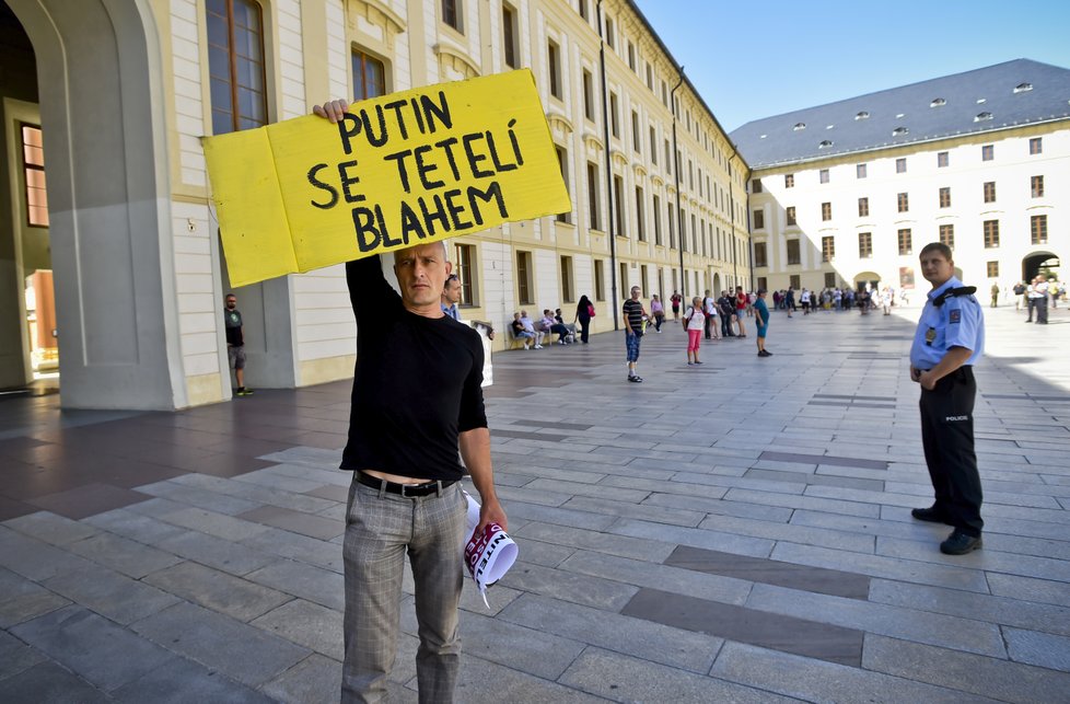 Lidé demonstrují před setkáním nejvyšších ústavních činitelů na Pražském hradě (12. 9. 2018).