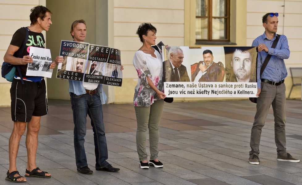 Lidé demonstrují před setkáním nejvyšších ústavních činitelů na Pražském hradě (12. 9. 2018).