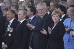 Zeman ve společnosti Vladimira Putina a Angely Merkel na oslavách Dne D ve Francii.
