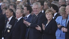 Zeman ve společnosti Vladimira Putina a Angely Merkel na oslavách Dne D ve Francii.