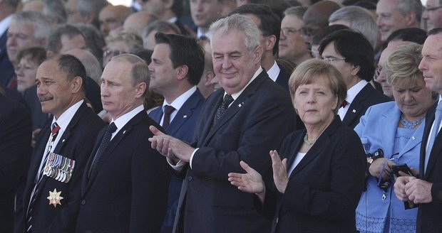 Ve Francii pozvali Rusko na oslavy Dne D. Naposledy tam Putin stál po boku Zemana