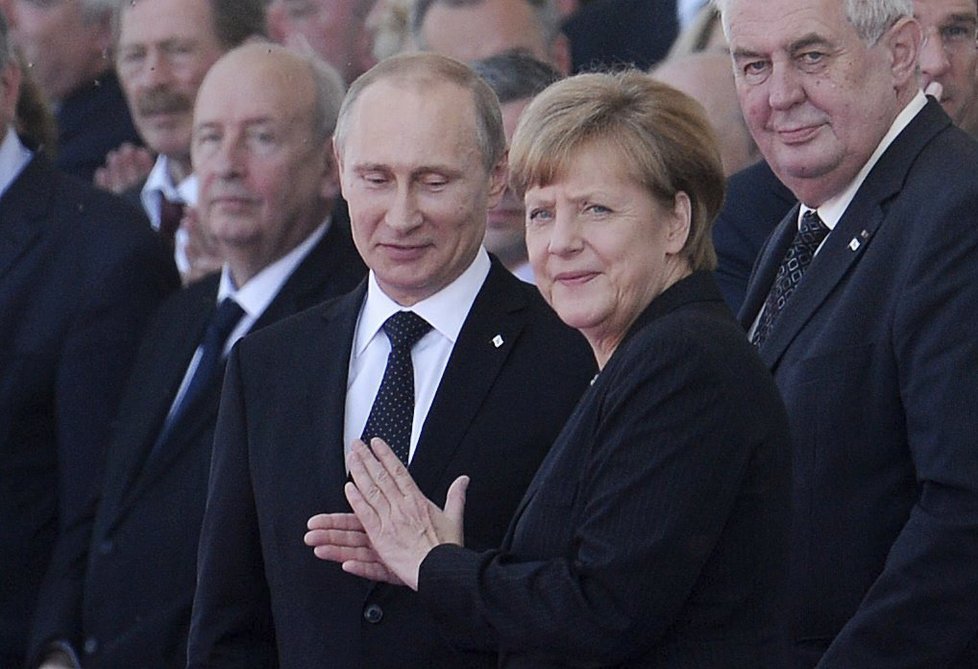 Zeman ve společnosti Vladimira Putina a Angely Merkel.