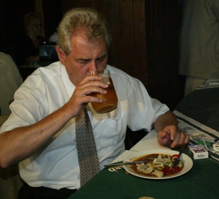 Miloš Zeman holduje také dobrému jídlu.