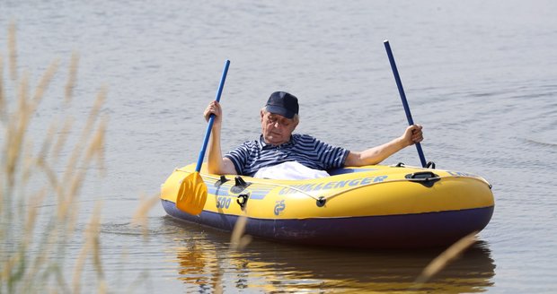 Zeman dodržel dovolenkovou tradici a vyrazil na rybník. Do člunu mu pomáhala ochranka