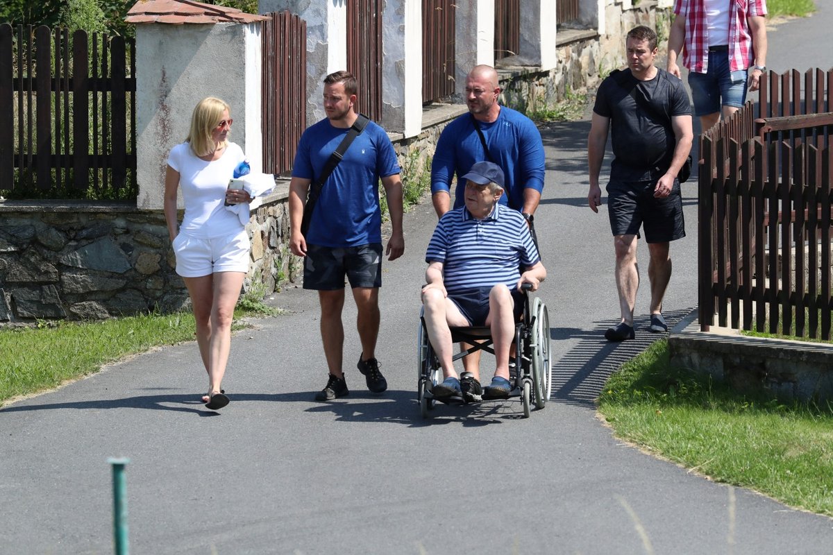 Prezident v doprovodu ochranky vyrazil na člun.