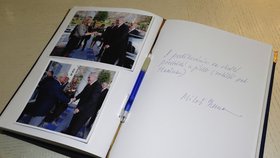 Prezident neopomněl v návštěvní knize hotelu jmenovitě pochválit tlačenku.