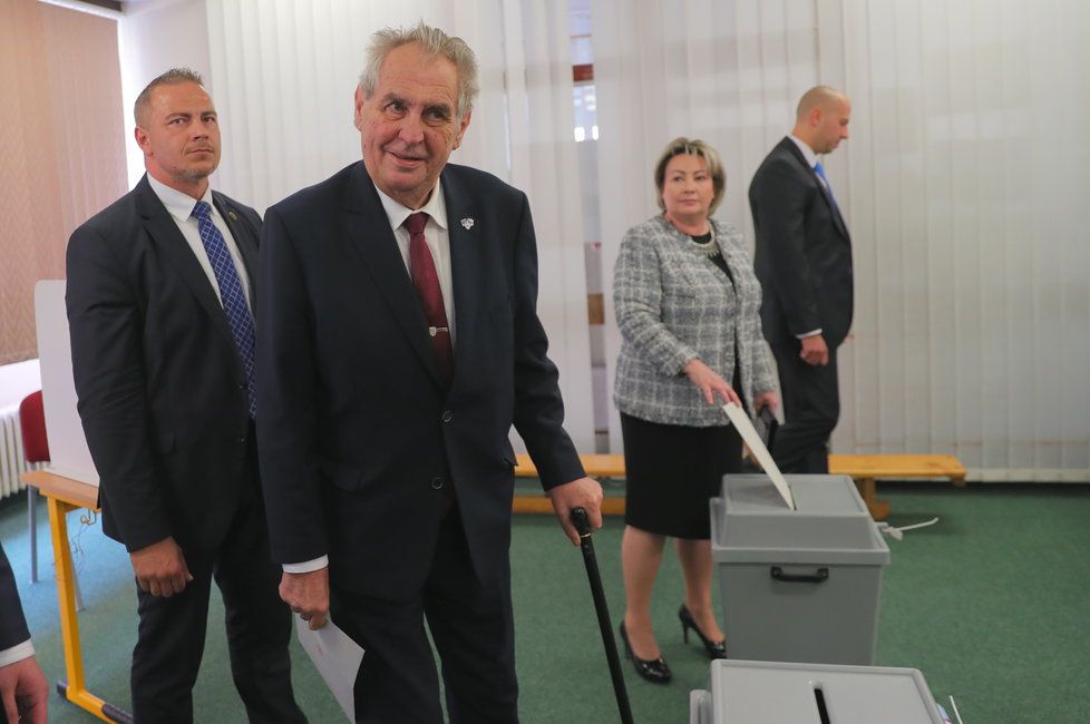 Prezident Miloš Zeman volil v eurovolbách společně s manželkou Ivanou (24.5.2019)