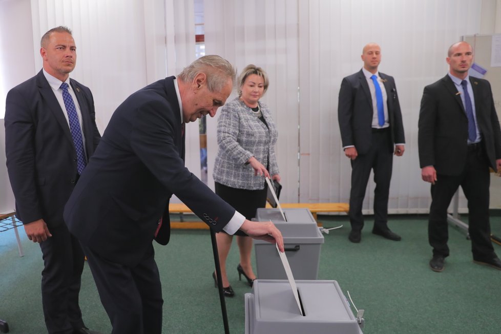 Prezident Miloš Zeman volil v eurovolbách společně s manželkou Ivanou (24. 5. 2019)