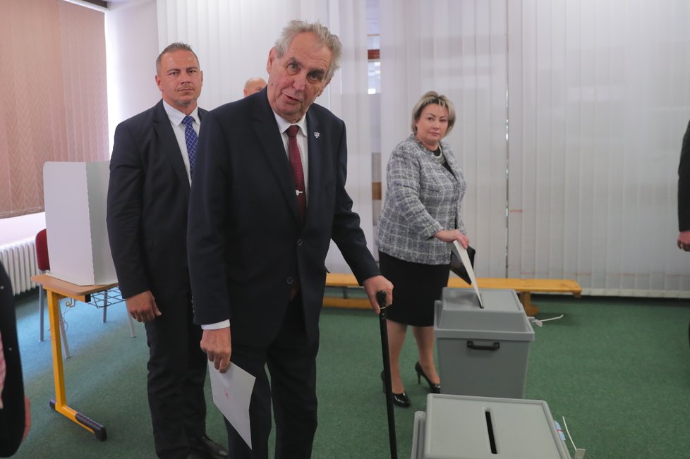 Prezident Miloš Zeman volil v eurovolbách společně s manželkou Ivanou (24.5.2019)